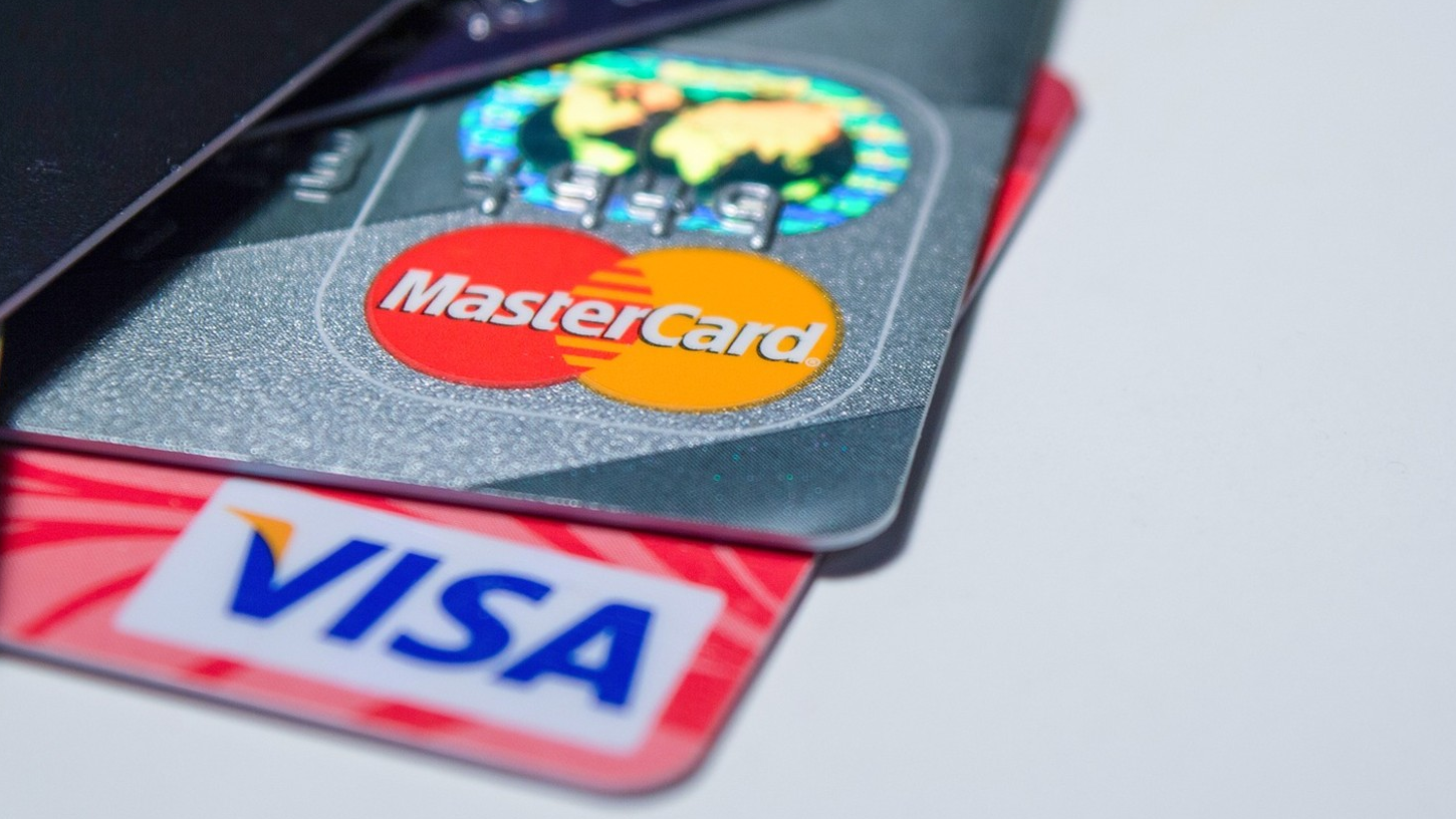 Mastercard és Visa bankkártyák: Európa felveszi a kesztyűt - Napi.hu cikk